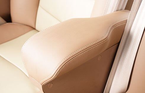 Widened middle armrest